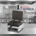 Gaufrier professionnel Krampouz WECAEC en action, gros plan sur une gaufre de Liège dorée et main de chef en cuisine pro.